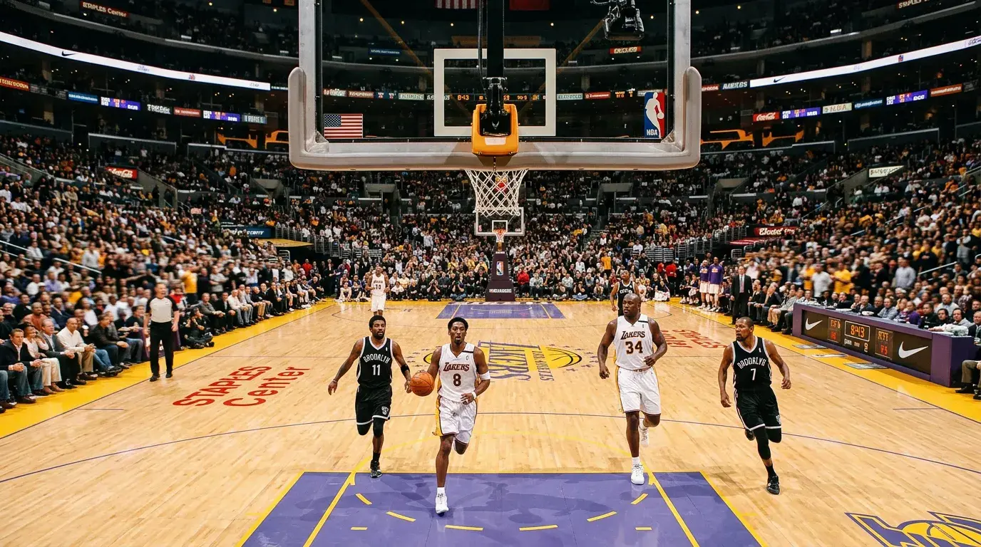 Cancha de baloncesto NBA iluminada durante un partido de temporada regular